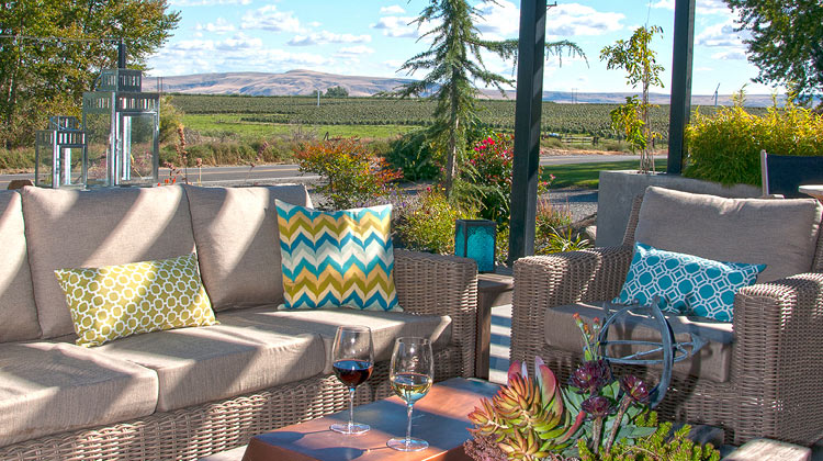 Outdoor patio at Pontin Del Roza's tasting room in Prosser